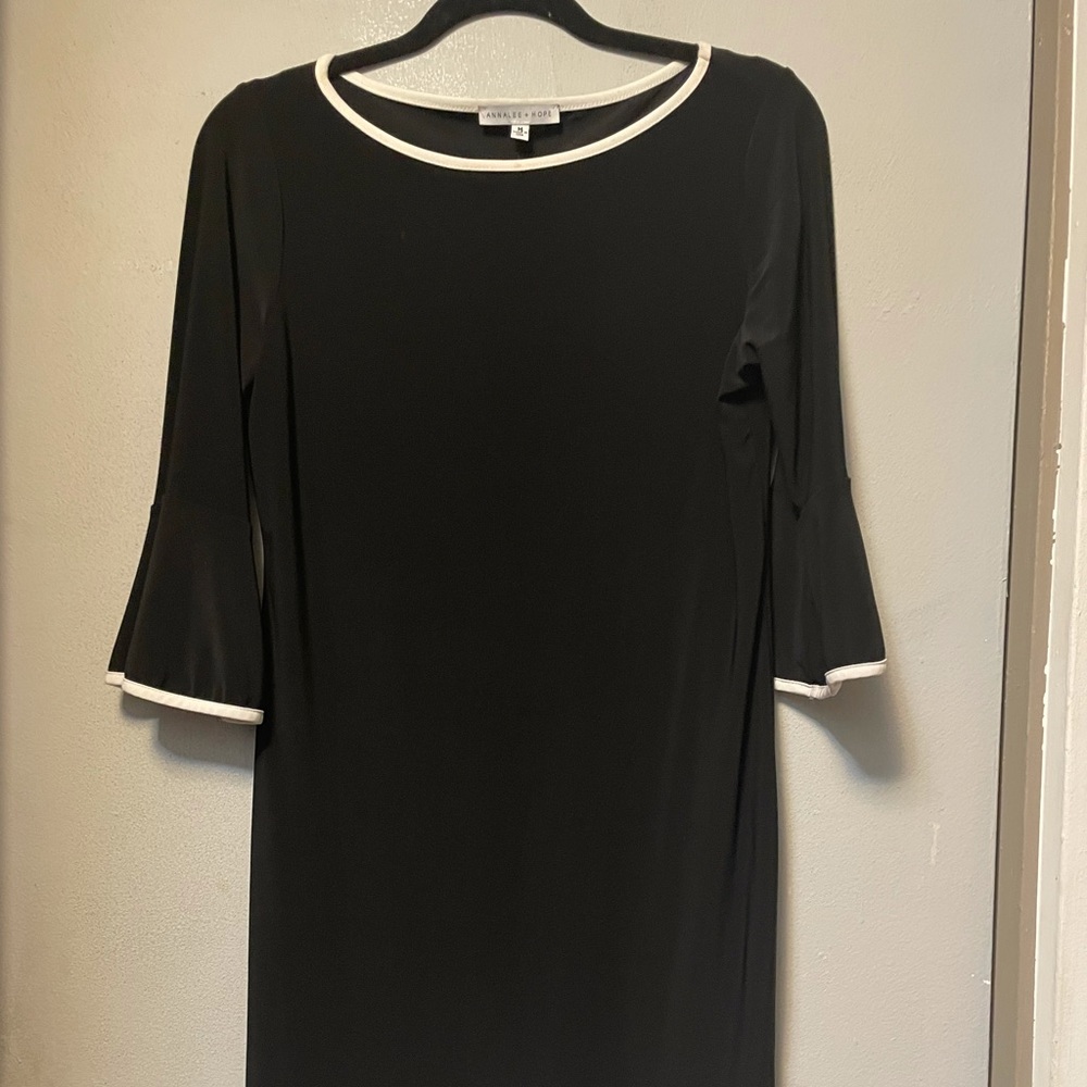 Anna Lee Hope black white dress size M with flared sleeves.